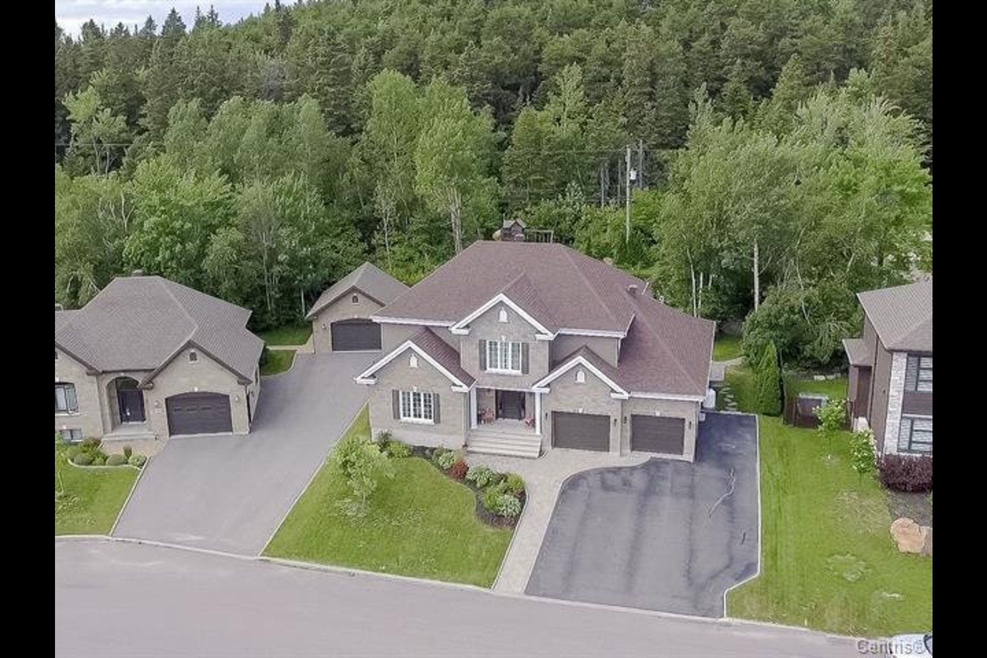 image 1 - House For sale Chicoutimi Saguenay  - 19 rooms