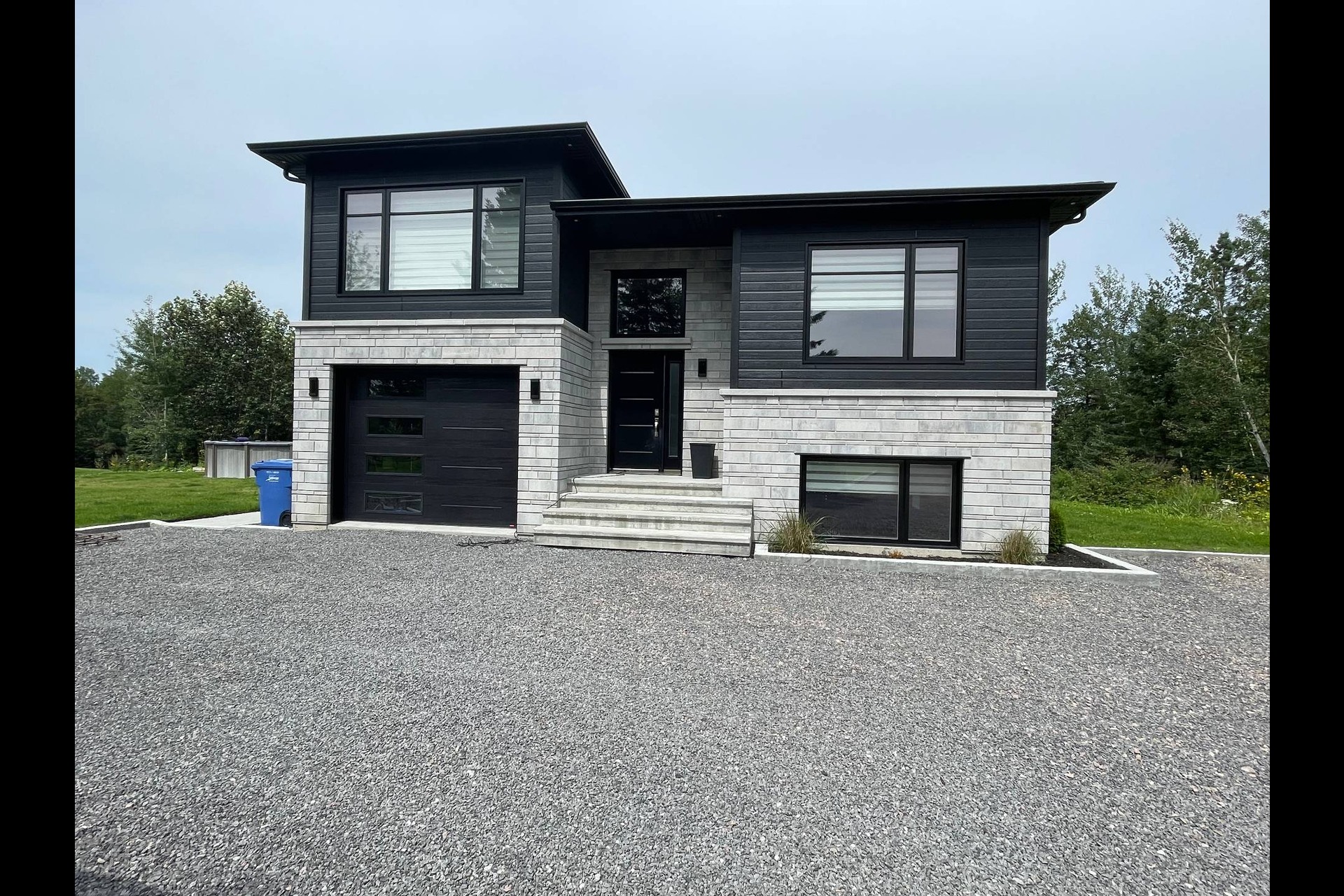 image 3 - House For sale Laterrière Saguenay  - 13 rooms