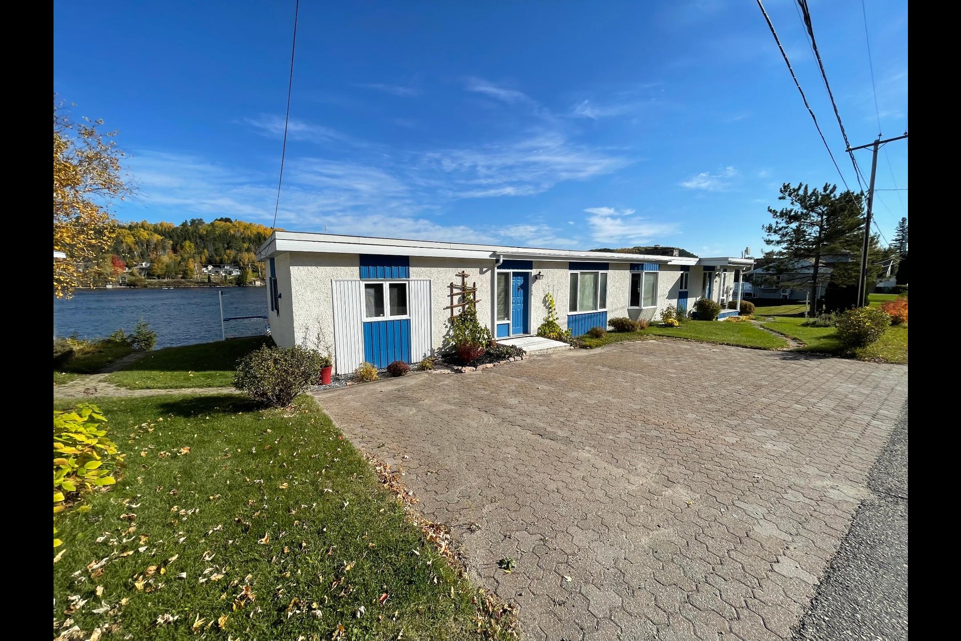 image 2 - House For sale Laterrière Saguenay  - 11 rooms