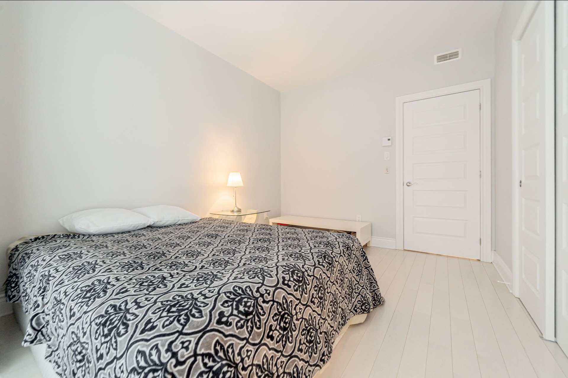 image 12 - Apartment For rent Dollard-des-Ormeaux - 5 rooms