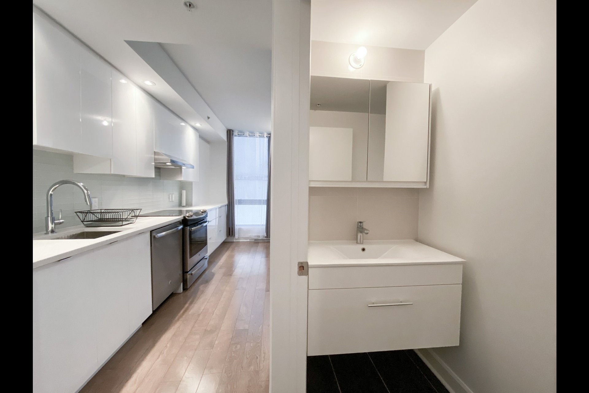 image 12 - Apartment For rent Ville-Marie Montréal  - 3 rooms
