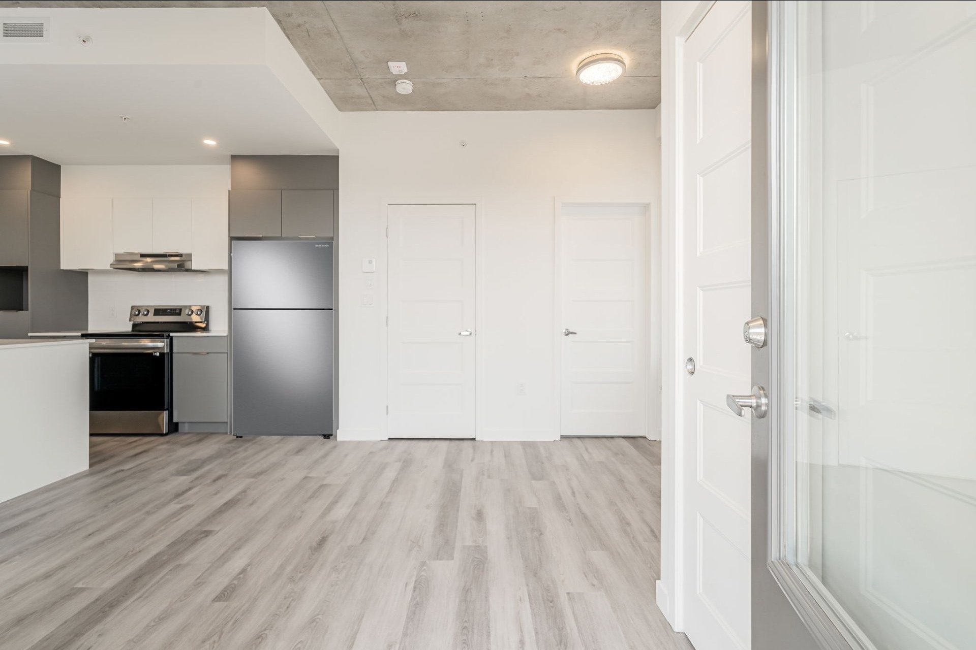 image 0 - Apartment For rent Saint-Laurent Montréal  - 5 rooms