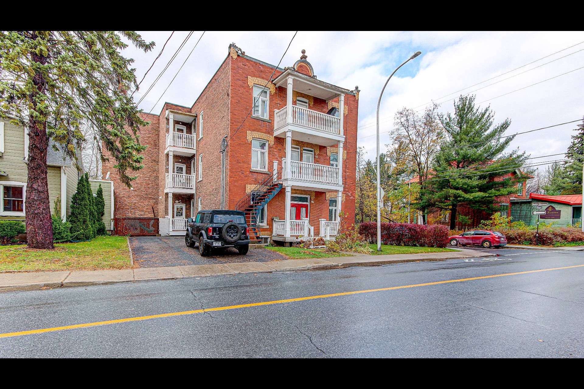 image 1 - Income property For sale Le Vieux-Longueuil Longueuil  - 6 rooms