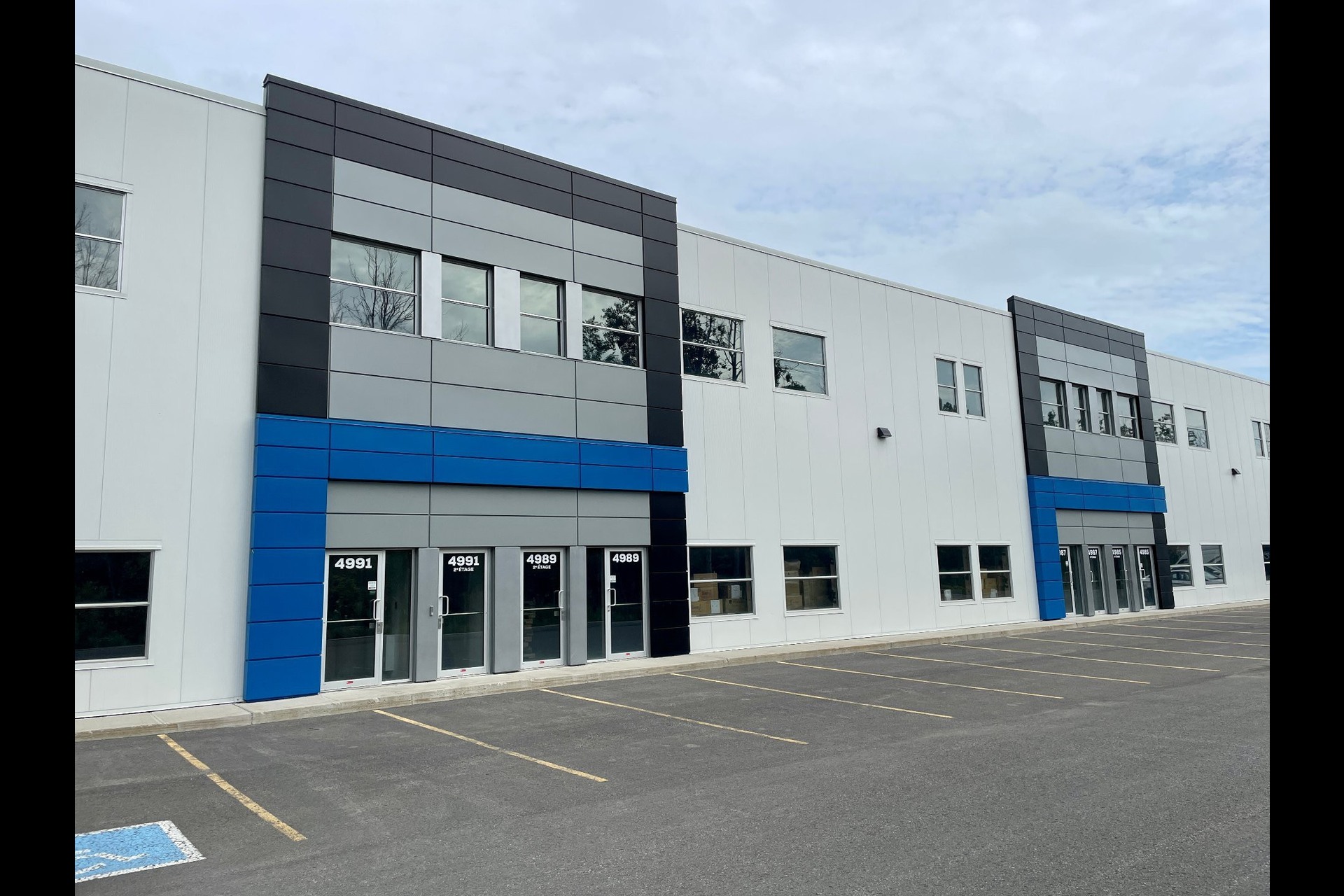 image 1 - Warehouse For rent Chomedey Laval 
