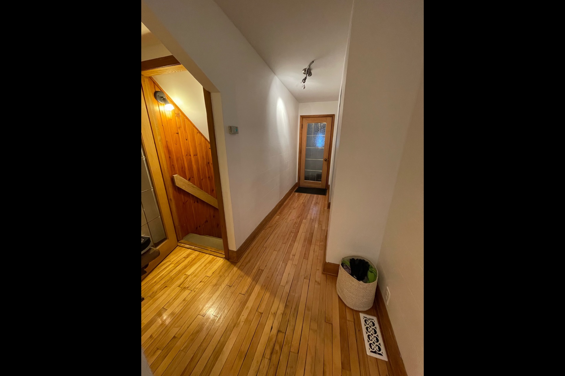 image 2 - Apartment For rent Montréal - 7 rooms
