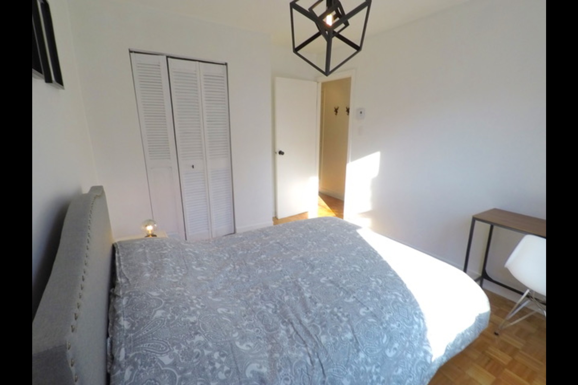 image 2 - Apartment For rent Montréal - 5 rooms