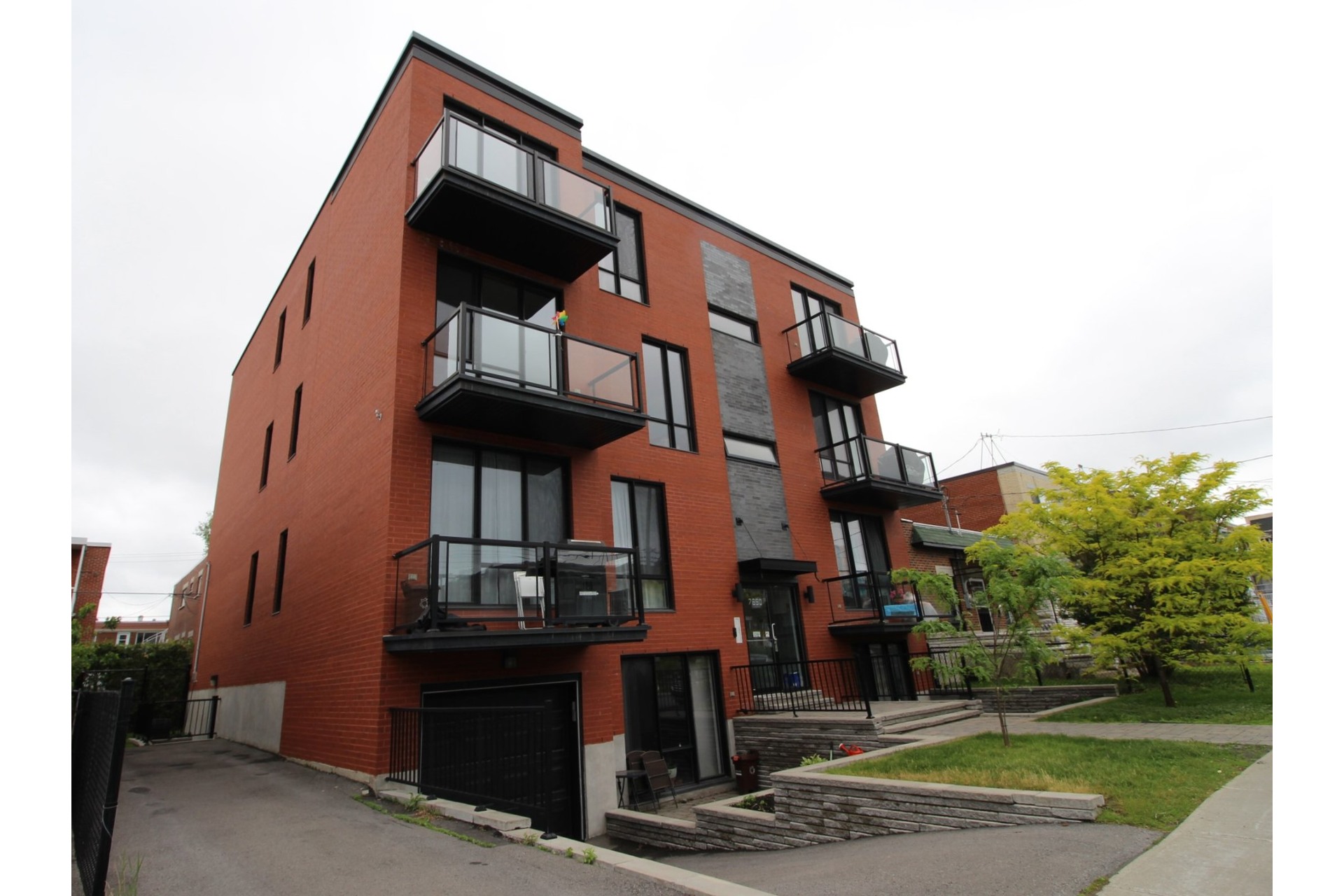 image 1 - Apartment For rent Montréal Villeray/Saint-Michel/Parc-Extension  - 6 rooms