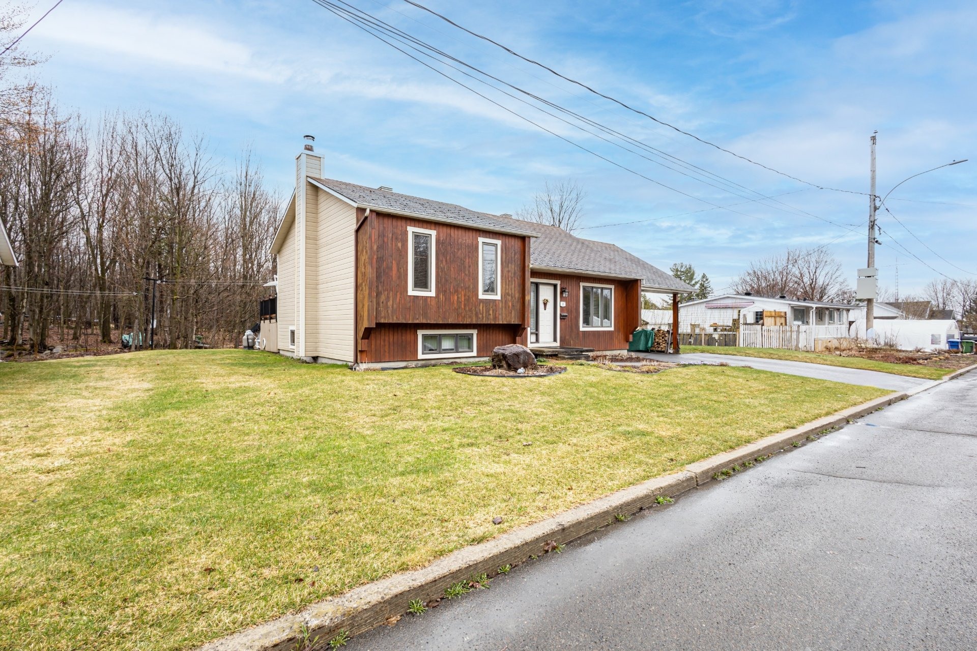 image 3 - House For sale Lachute - 10 rooms