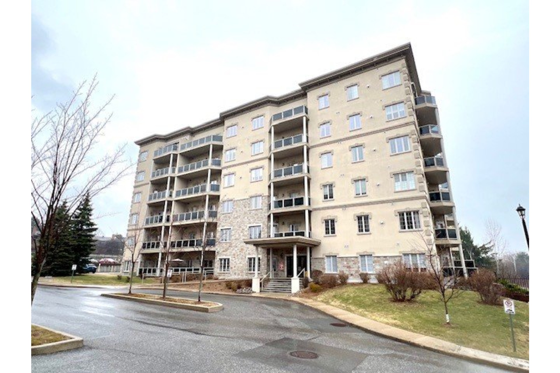 image 0 - Apartment For rent Hull Gatineau  - 9 rooms