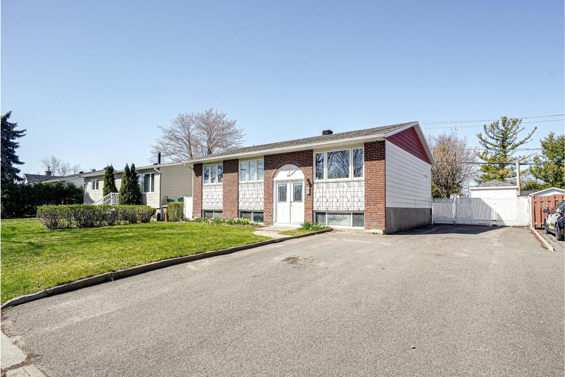 image 1 - House For sale Fabreville Laval  - 12 rooms