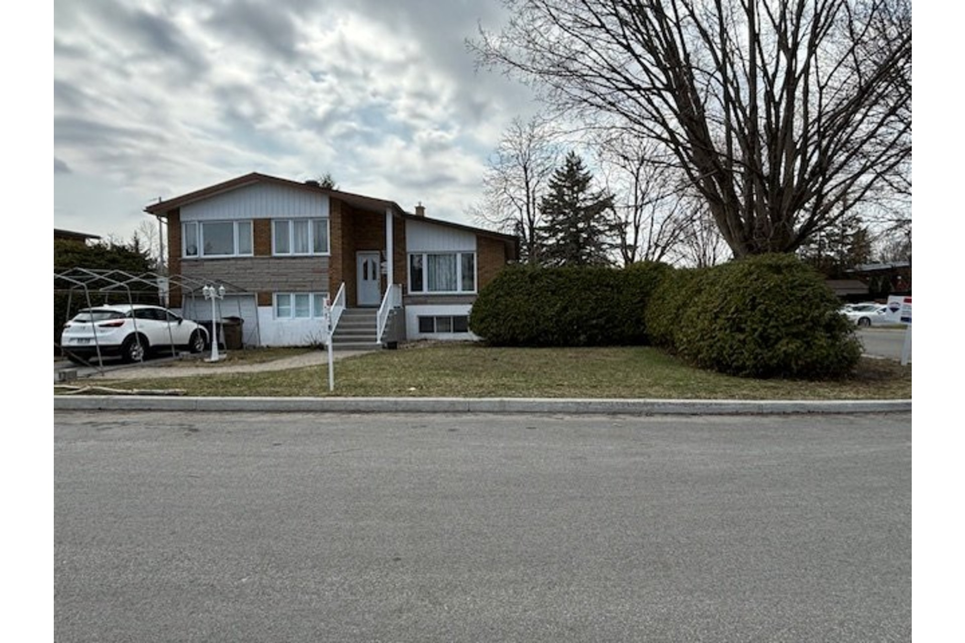 image 1 - House For sale Duvernay Laval  - 10 rooms