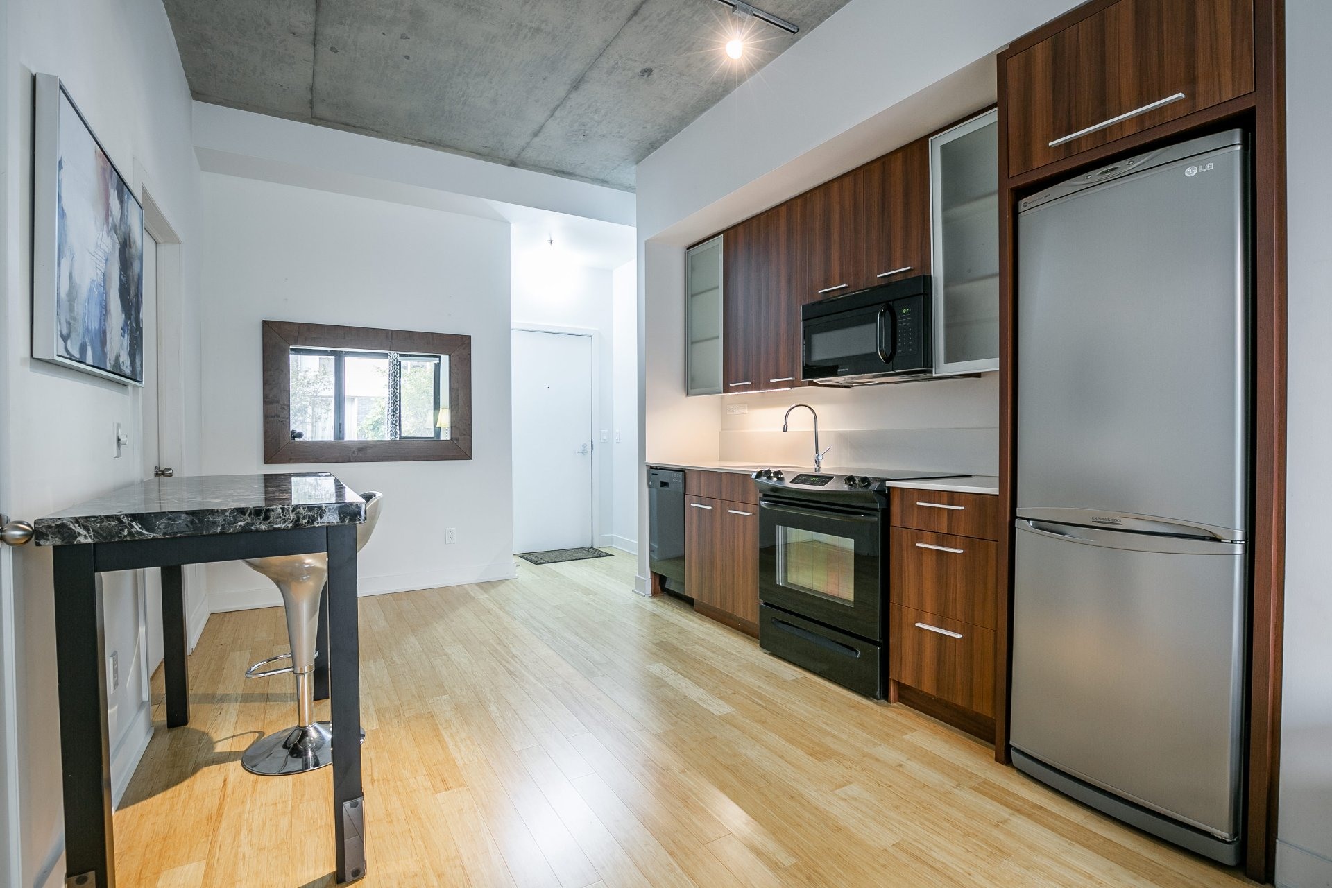 image 3 - Apartment For rent Le Sud-Ouest Montréal  - 4 rooms