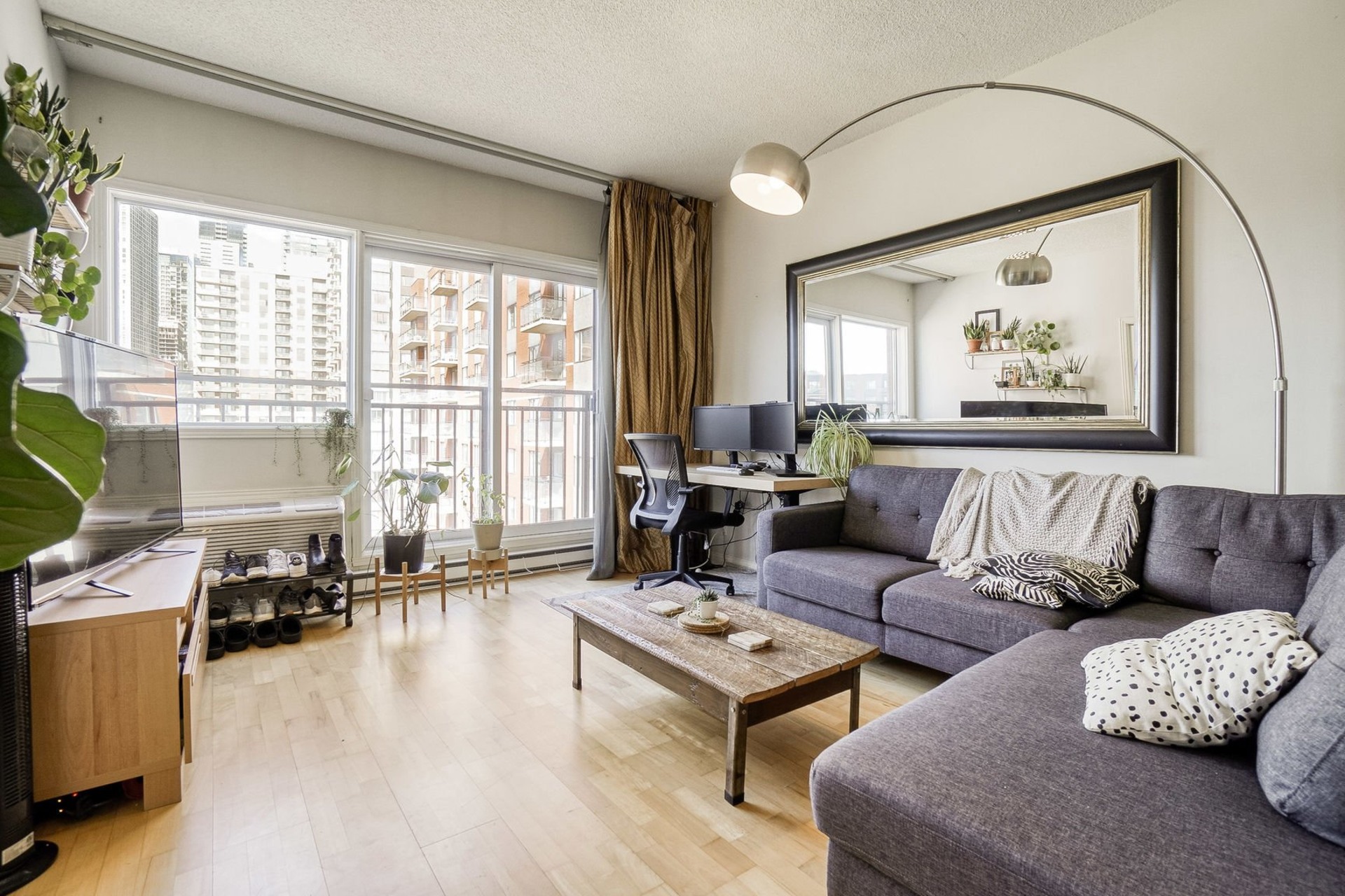 image 1 - Apartment For rent Ville-Marie Montréal  - 5 rooms