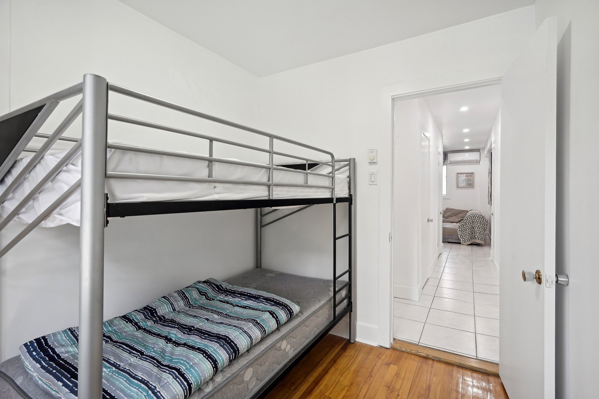 image 12 - Apartment For rent Mercier/Hochelaga-Maisonneuve Montréal  - 6 rooms