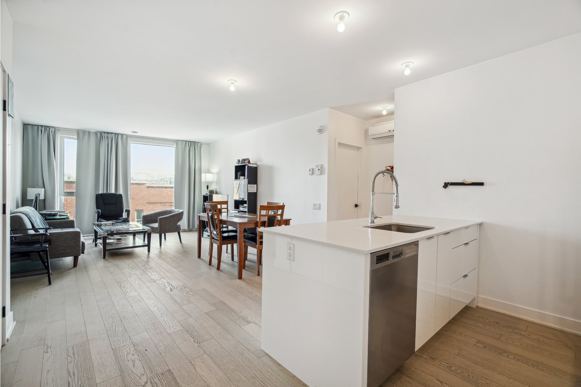 image 1 - Apartment For rent Villeray/Saint-Michel/Parc-Extension Montréal  - 6 rooms