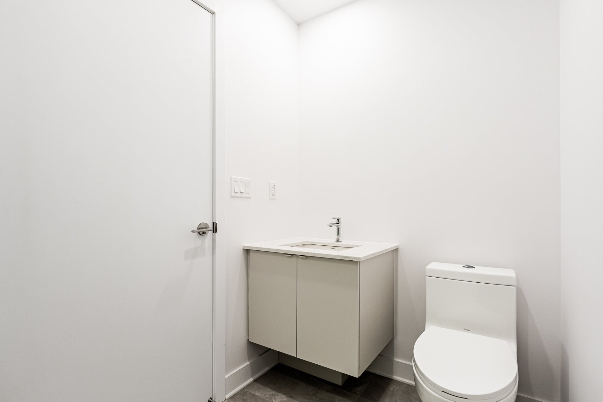 image 15 - Apartment For rent Côte-des-Neiges/Notre-Dame-de-Grâce Montréal  - 9 rooms