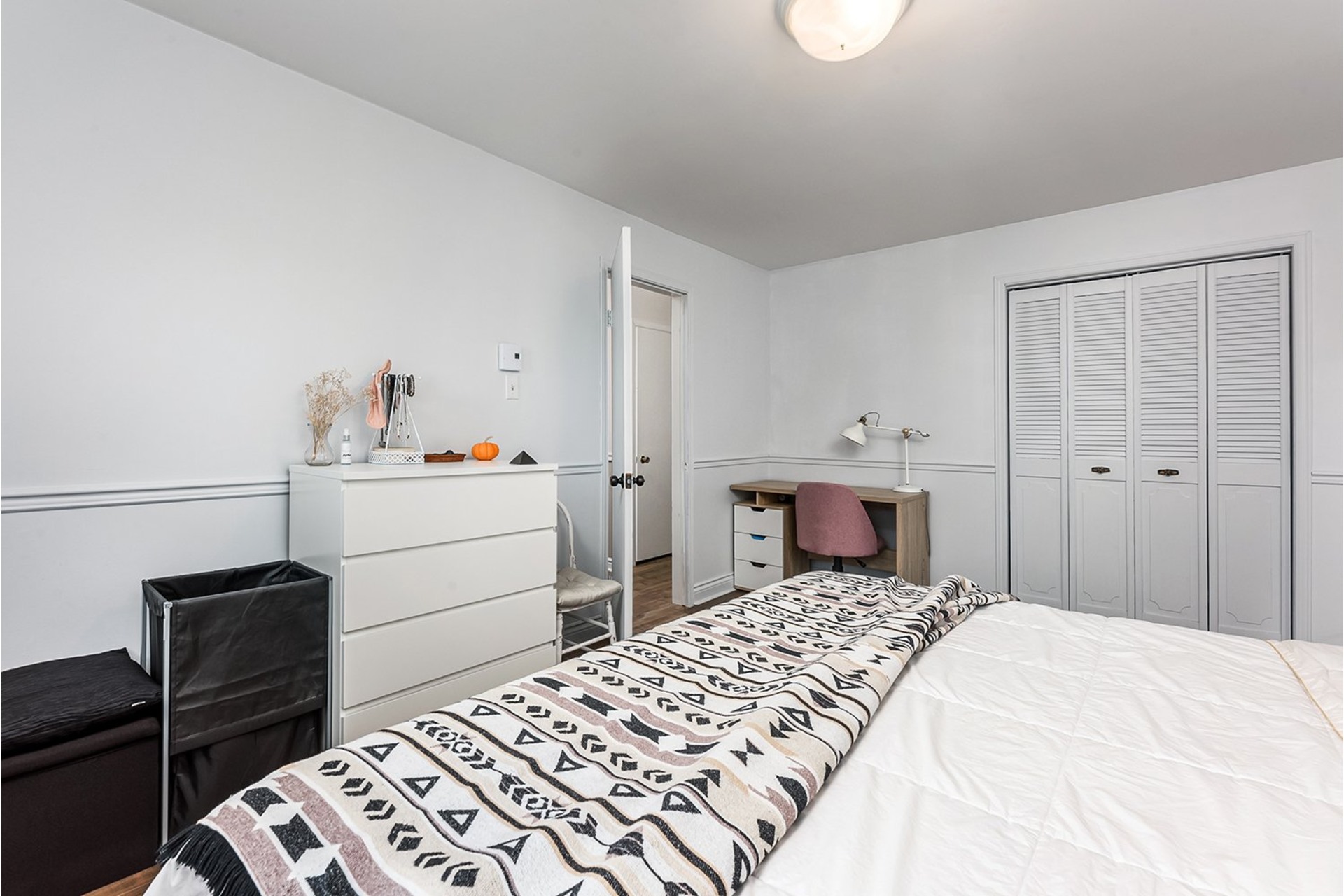 image 18 - Apartment For rent Sainte-Catherine - 11 rooms