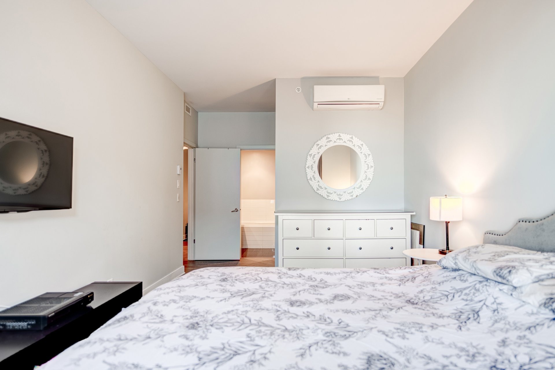 image 25 - Apartment For rent Côte-des-Neiges/Notre-Dame-de-Grâce Montréal  - 8 rooms