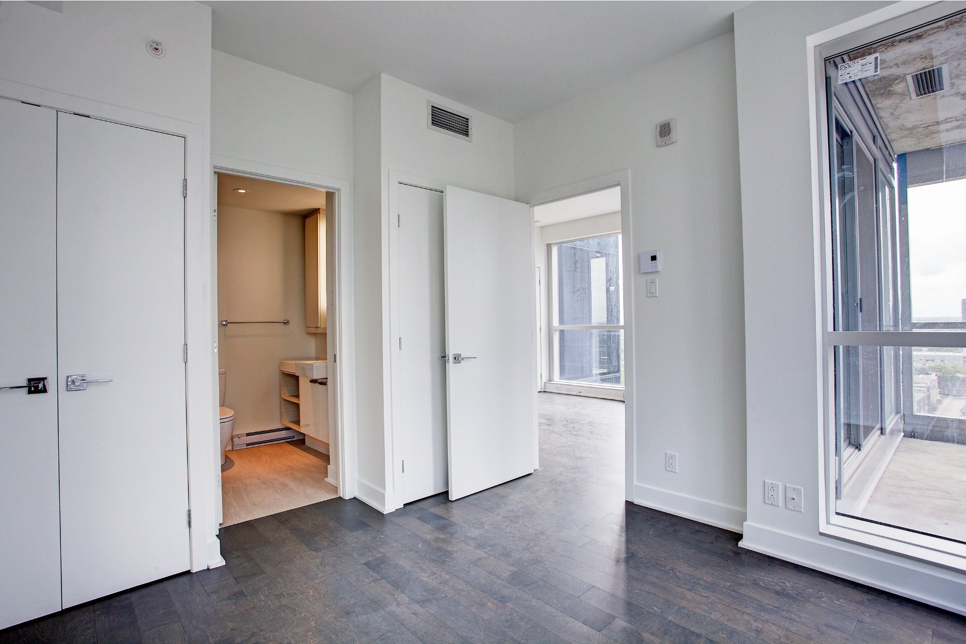 image 10 - Apartment For rent Ville-Marie Montréal  - 5 rooms