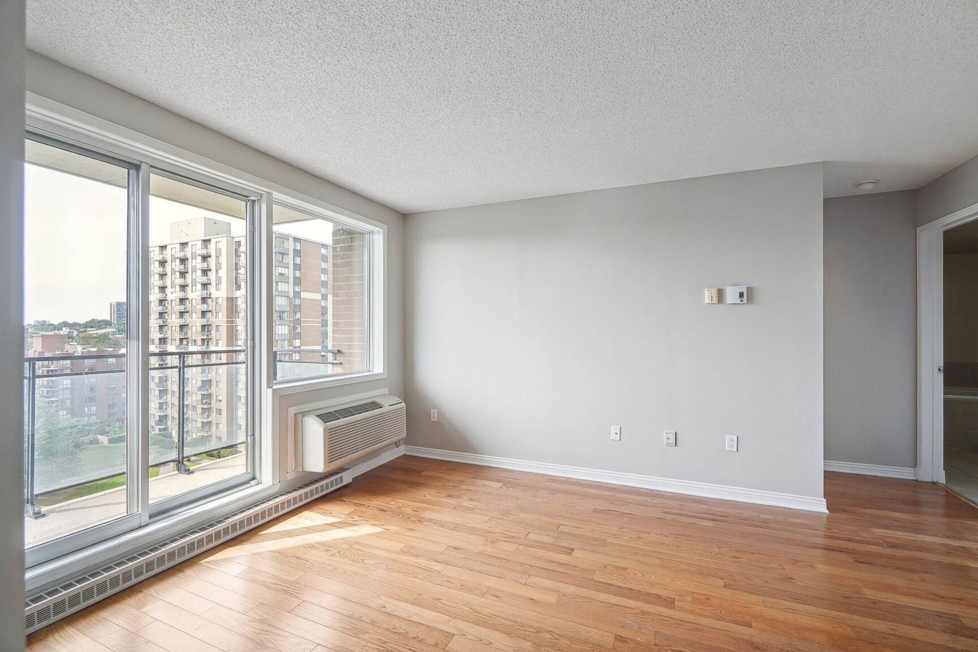image 2 - Apartment For rent Ville-Marie Montréal  - 5 rooms