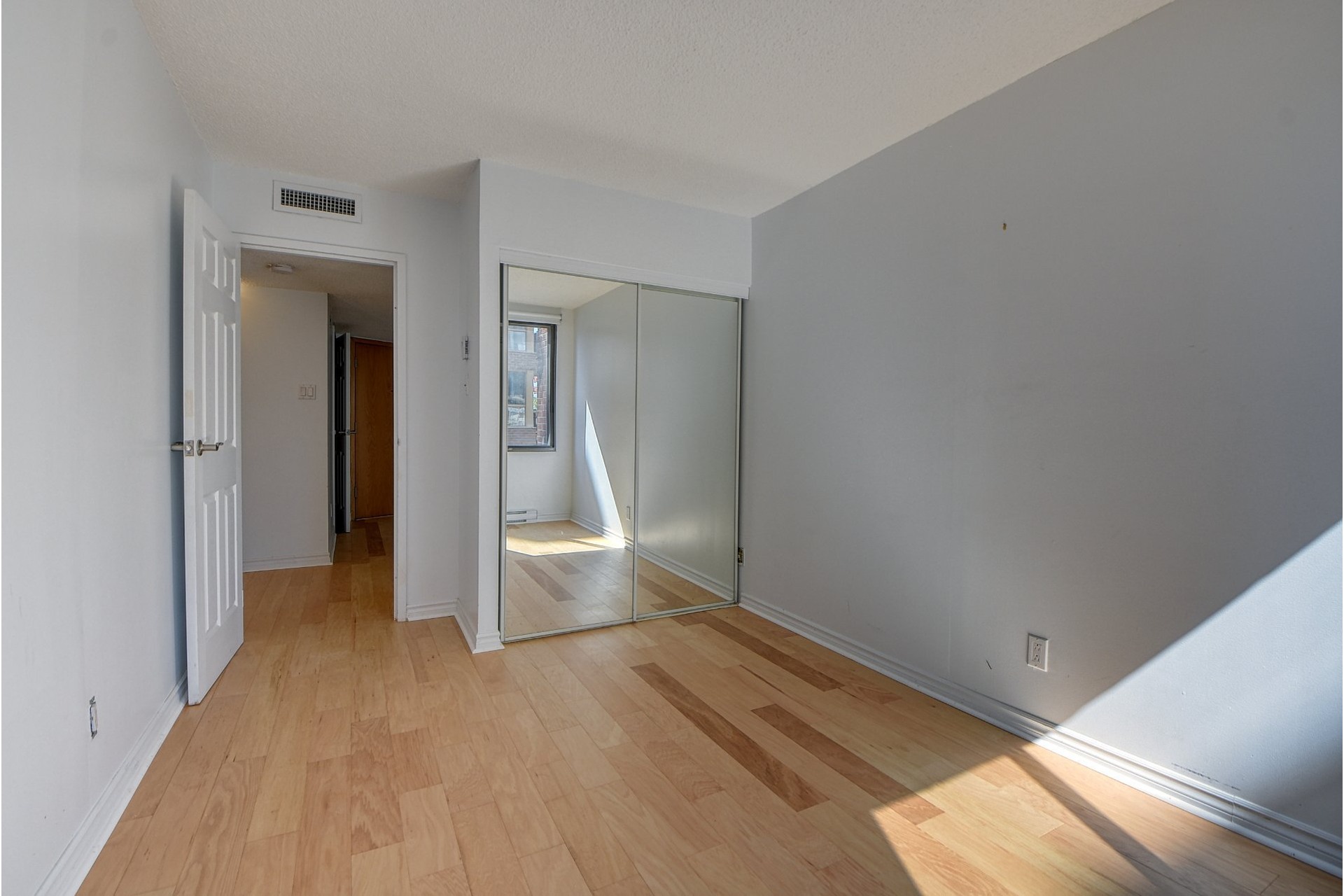 image 14 - Apartment For rent Ville-Marie Montréal  - 5 rooms